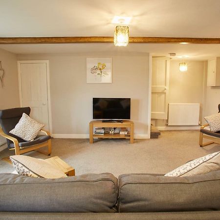 Host & Stay - Cosy Cottage Emley Eksteriør bilde